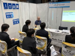 上野代表取締役会長による説明