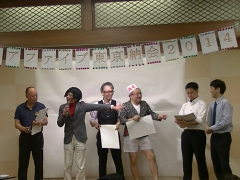 似顔絵を描く社長と各部長